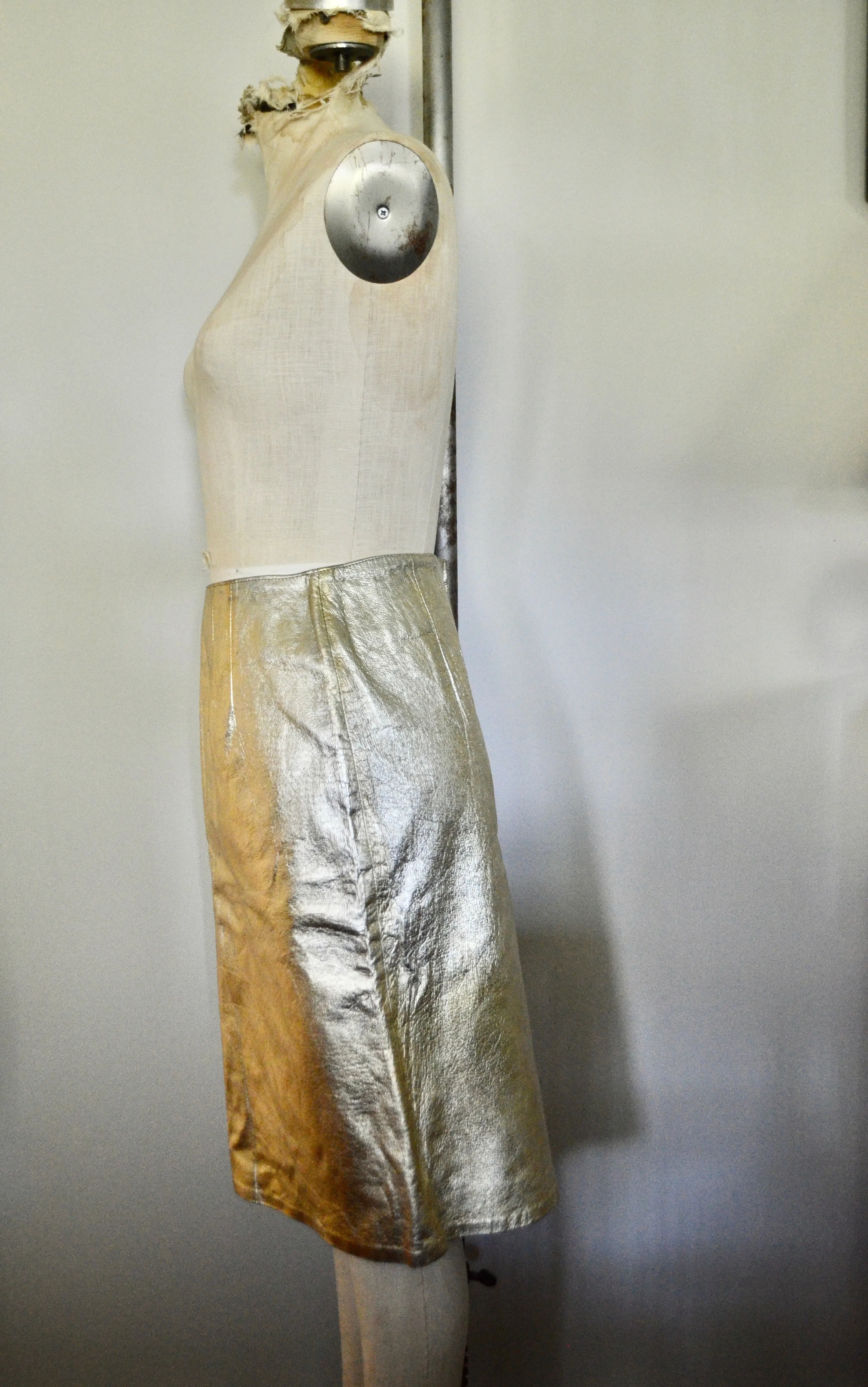 80s NWT Gold Metallic Crackled Leather Pencil Long Skirt Lined Straight Knee Length